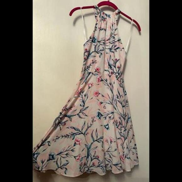 Floral Pink Express Dress: The Perfect Addition to Your Wardrobe! - Picture 2 of 3